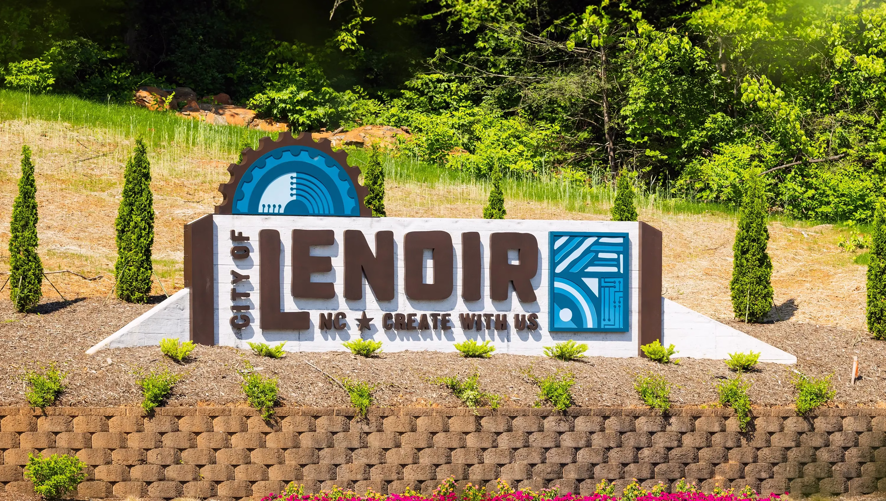 The front of the Lenoir gateway sign